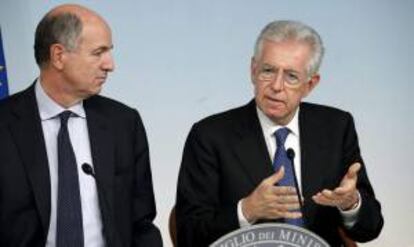 El ministro italiano de Desarrollo Económico, Corrado Passera (i), y el primer ministro italiano, Mario Monti, comparecieron hoy en Roma, tras la aprobación por parte del gobierno de nuevas medidas para propiciar la innovación y el crecimiento económico del país.