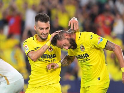 Villarreal's Spanish forward Jose Luis Morales (R) celebrates with Villarreal's Spanish midfielder Alex Baena after scoring his team's fourth goal during the Spanish league football match between Villarreal CF and Elche CF at the Ciudad de Valencia stadium in Valencia, on September 4, 2022. (Photo by Jose Jordan / AFP)