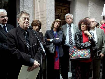 Sergio Beser se dirige al público en un momento del homenaje a Manuel Vázquez Montalbán. A su izquierda, Mila Montalbán, Anna Sallés, Joan Clos, Maruja Torres y Joaquim Marco.