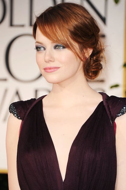 Emma Stone, perfecta en su combinación de colores: cobre en el cabello, violeta en la ropa, verde en los ojos, rosa en los labios y blanco en la piel.