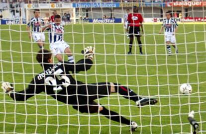 De Pedro transforma en gol el penalti que adelantó a la Real Sociedad.