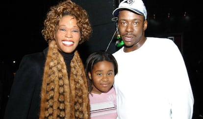 Bobbi Kristina Brown, entre sus padres -antes de estar divorciados-.