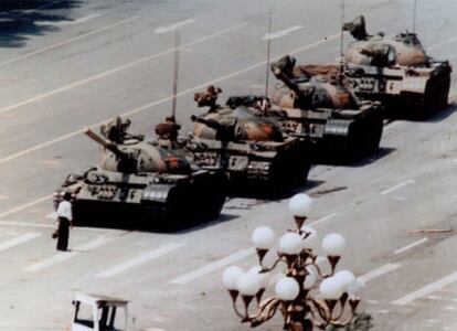 Un manifestante frente  a los tanques  en la plaza de Tiananmen (Pekín), el 5 de junio de 1989.