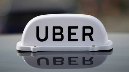 Logo de Uber en un vehículo privado en Liverpool