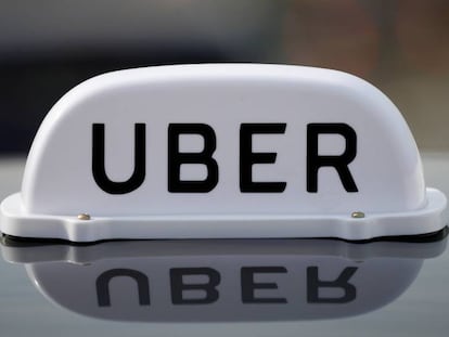 Logo de Uber en un vehículo privado en Liverpool