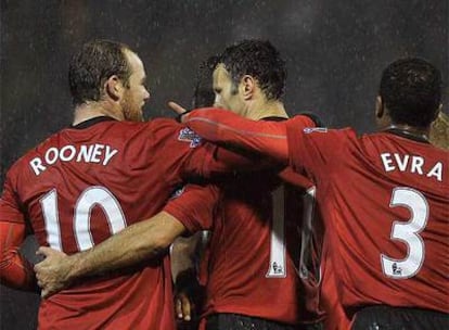 Rooney y Giggs celebran un tanto,