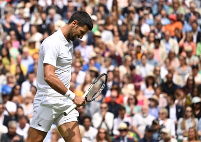 Novak Djokovic, cabizbajo tras perder un punto. 