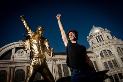 Ferran Fabà, el protagonista del musical 'We Will Rock You' en el patio del Gran Teatro CaixaBank Príncipe Pío en Madrid.