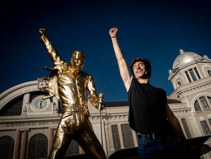 Ferran Fabà, el protagonista del musical 'We Will Rock You' en el patio del Gran Teatro CaixaBank Príncipe Pío en Madrid.