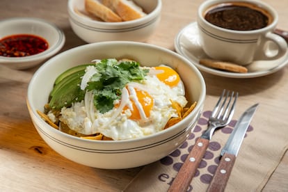 Chilaquiles verdes con huevo del restaurante ENO, en Ciudad de México, el 10 de junio del 2025.