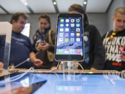 Persones esperant per poder comprar l'iPhone 6, a Berlín.