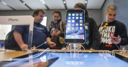 Clientes esperam para comprar o iPhone6 em Berlim.