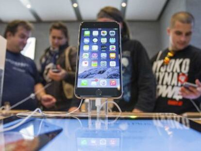 Clientes esperam para comprar o iPhone6 em Berlim.