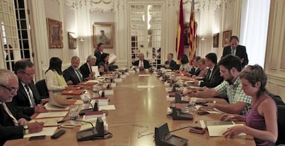 La Junta de portavoces de las Cortes reunida ayer. A la derecha, la diputada de EU Marina Albiol.