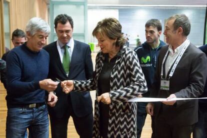 Josune Ariztondo comparte con Marino Lejarreta la cinta inaugural de la feria Bibe de ciclismo.