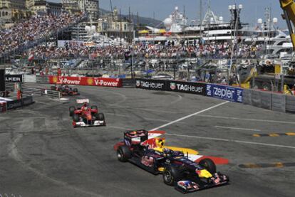 Sebastian Vettel, en cabeza, seguido de Fernando Alonso y Jenson Button.