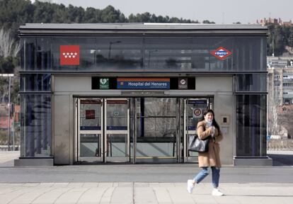 Una mujer en las inmediaciones de la estación de Metro de la línea 7, de Hospital del Henares, a 10 de febrero de 2022, en Coslada, Madrid (España).