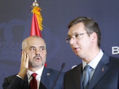 Aleksandar Vucic (dcha) y su hom&oacute;logo alban&eacute;s, Edi Rama, en Belgrado.