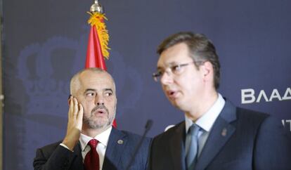 Aleksandar Vucic (dcha) y su hom&oacute;logo alban&eacute;s, Edi Rama, en Belgrado.