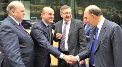 El ministro Guindos, en el centro, con algunos de sus homólogos europeos.