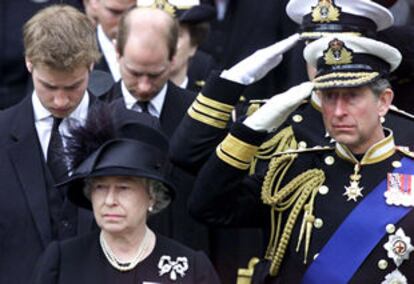 La reina Isabel y el príncipe Carlos; detrás, los príncipes Guillermo y Eduardo, ayer en el funeral de la reina madre.