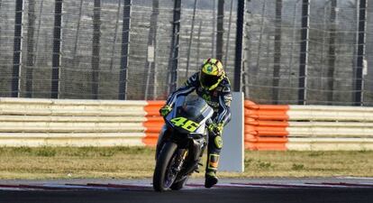 Valentino Rossi, entren&aacute;ndose en Misano con la R1M.