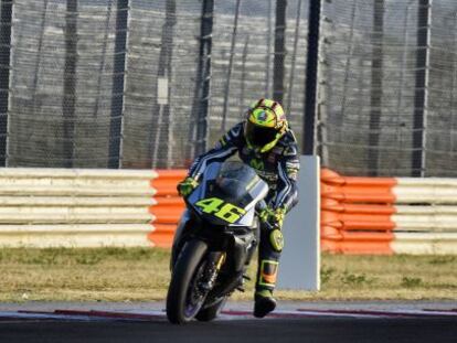 Valentino Rossi, entren&aacute;ndose en Misano con la R1M.