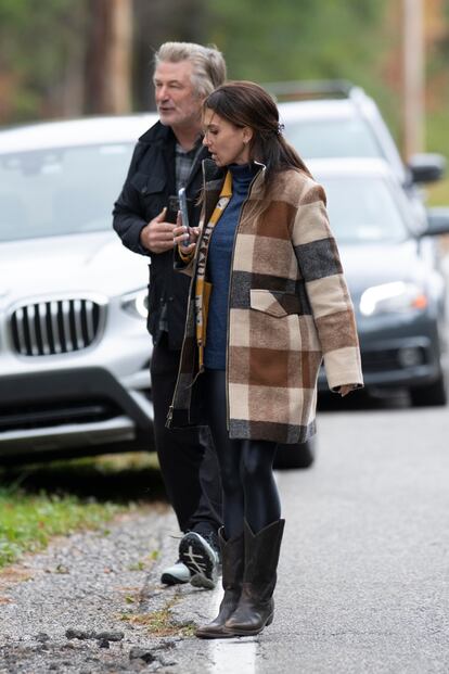 Alec Baldwin junto a su mujer, Hilaria Baldwin, momentos antes de dirigirse a los fotógrafos.