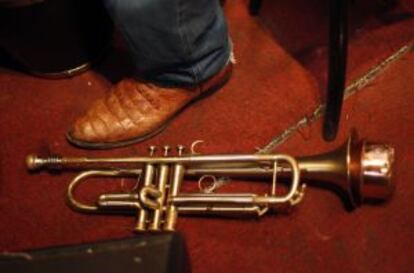 La trompeta y el pie de Jerry Gonz&aacute;lez, en una actuaci&oacute;n en 2010.
