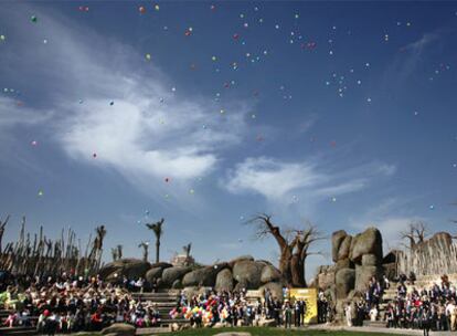 Los asistentes a la inauguración oficial sueltan globos biodegradables durante el acto en el anfiteatro del Bioparc.