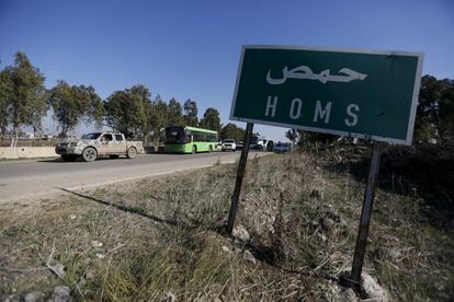 Los rebeldes comenzaron a evacuar el barrio de El Waer, el último que queda en sus manos en la ciudad central siria de Homs, tras un acuerdo con las autoridades sirias. En la imagen, autobuses abandonan Homs.