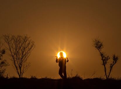 Un agricultor camina al amanecer este miércoles en Khokana, al sur de Katmandú en Nepal. Khokana, un pequeño pueblo tradicional, ha sido nominado a la lista del Patrimonio Mundial de la Unesco.