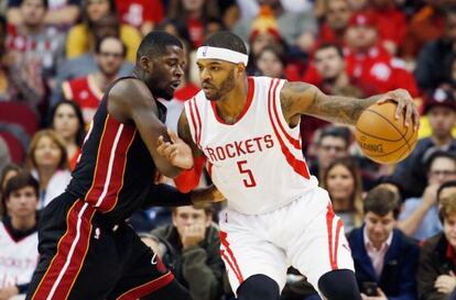 Josh Smith conduce la pelota ante la defensa de James Ennis en el partido contra Miami Heats.