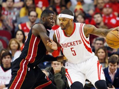 Josh Smith conduce la pelota ante la defensa de James Ennis en el partido contra Miami Heats.