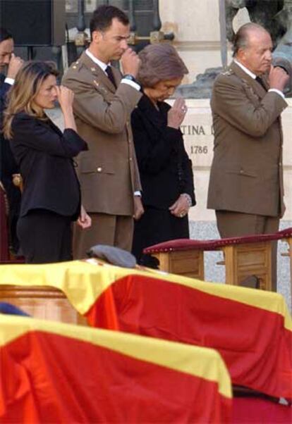 Los Reyes y los Prncipes de Asturias, al inicio de la ceremonia en el Cuartel General del Ejrcito, en Madrid.