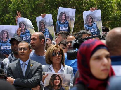 Miembros de la prensa protestan en Nablús, Cisjordania, por el asesinato de la periodista de la cadena Al-Jazeera Shireen Abu Akleh por soldados israelís. La imagen es del pasado 11 de mayo.