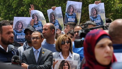 Miembros de la prensa protestan en Nablús, Cisjordania, por el asesinato de la periodista de la cadena Al-Jazeera Shireen Abu Akleh por soldados israelís. La imagen es del pasado 11 de mayo.