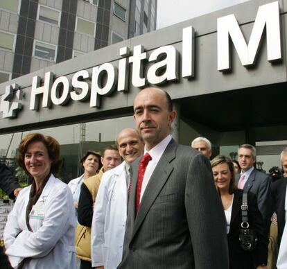 Manuel Lamela (center), now a private healthcare businessman, pictured in 2005 when he was head of the Madrid region´s department.