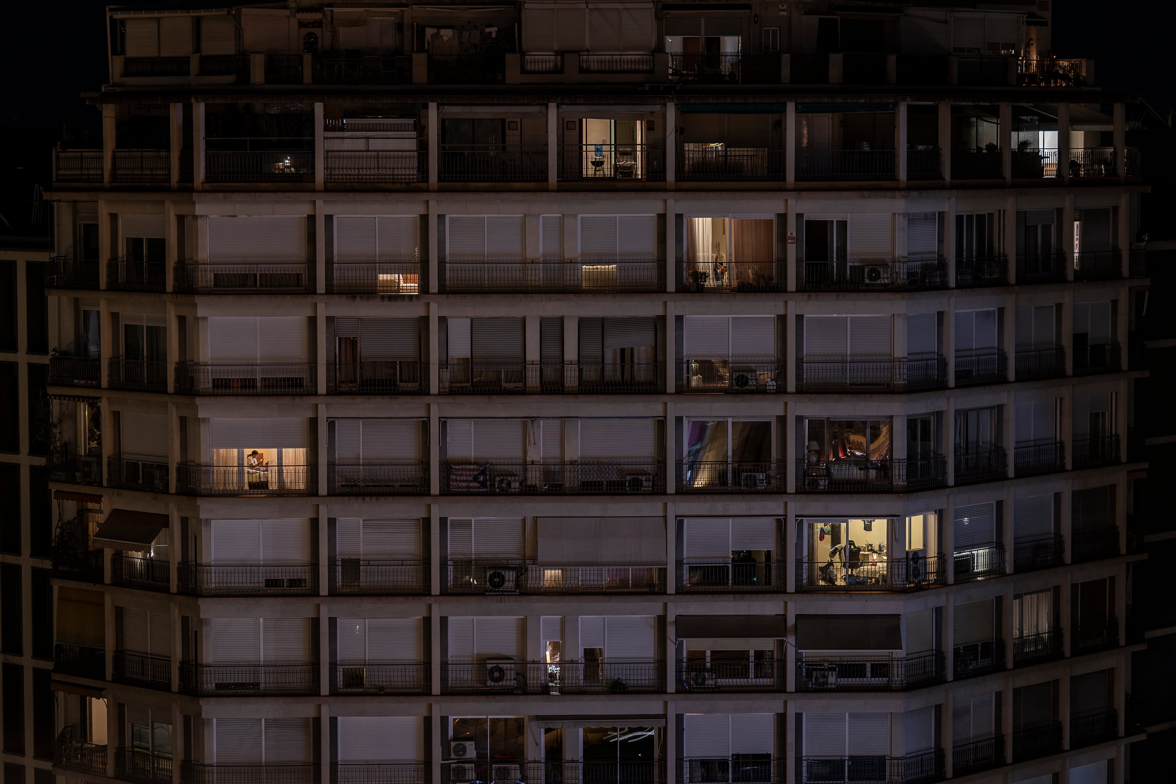 Viviendas iluminadas de un bloque de pisos de Barcelona, el 10 de octubre.