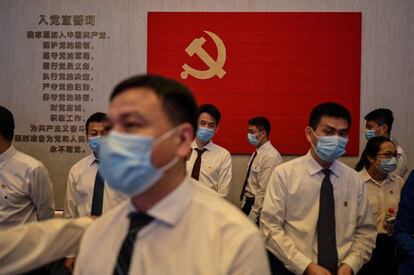 Un grupo de personas en el museo del Primer Congreso Nacional del Partido Comunista Chino durante una visita guiada por los medios de comunicación organizada por el gobierno local en Shanghái, antes del centenario de la fundación del partido el 1 de julio.