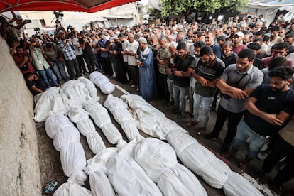 Familiares de palestinos que perdieron la vida en ataques israelíes sobre el distrito de Az-Zawayda realizan un funeral el 17 de agosto de 2024.