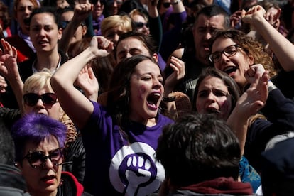 Concentración feminista contra el fallo judicial de La Manada en la Puerta del Sol, coincidiendo con el acto conmemorativo de la Fiesta del 2 de Mayo, celebrado en la Real Casa de Correos de Madrid. 