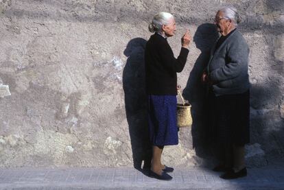 Dos mujeres charlan en una acera en la calle en Mallorca.