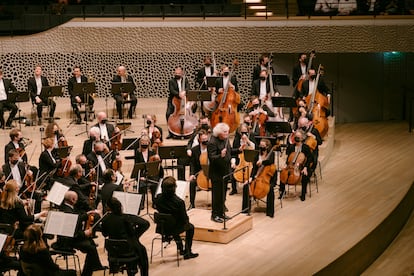 Simon Rattle se dirige al público para desear, junto con los músicos de su orquesta, un feliz cumpleaños a la Elbphilharmonie.