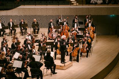 Simon Rattle se dirige al público para desear, junto con los músicos de su orquesta, un feliz cumpleaños a la Elbphilharmonie.