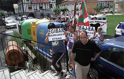 Joseba Egibar, portavoz del PNV y nuevo alcalde de Lizartza, es abucheado por militantes de AuB.