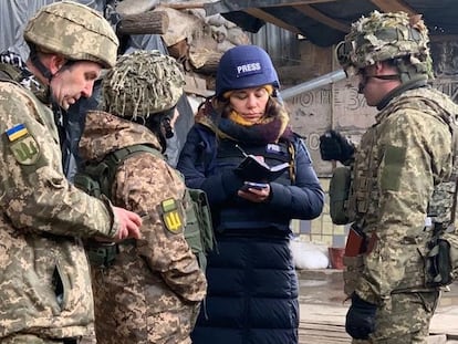 La periodista María Sahuquillo, corresponsal en Moscú, charla con militares en el Donbás, días antes de la invasión de Rusia en Ucrania.