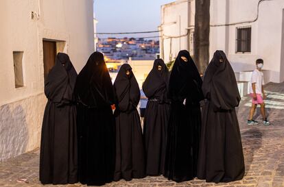 Las cobijadas de 2021 de Vejer de la Frontera (Cádiz), antes de salir al escenario para el acto de proclamación de cobijada mayor.