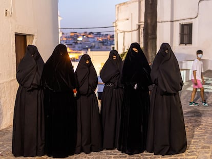 Las cobijadas de 2021 de Vejer de la Frontera (Cádiz), antes de salir al escenario para el acto de proclamación de cobijada mayor.