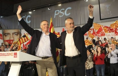 Pere Navarro, a la izquierda,  acompa&ntilde;ado del presidente andaluz, Jos&eacute; Antonio Gri&ntilde;&aacute;n. 